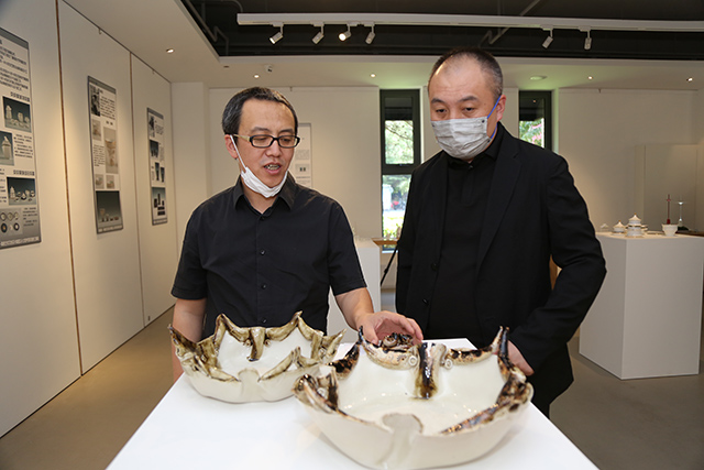 嘉宾观展1.jpg